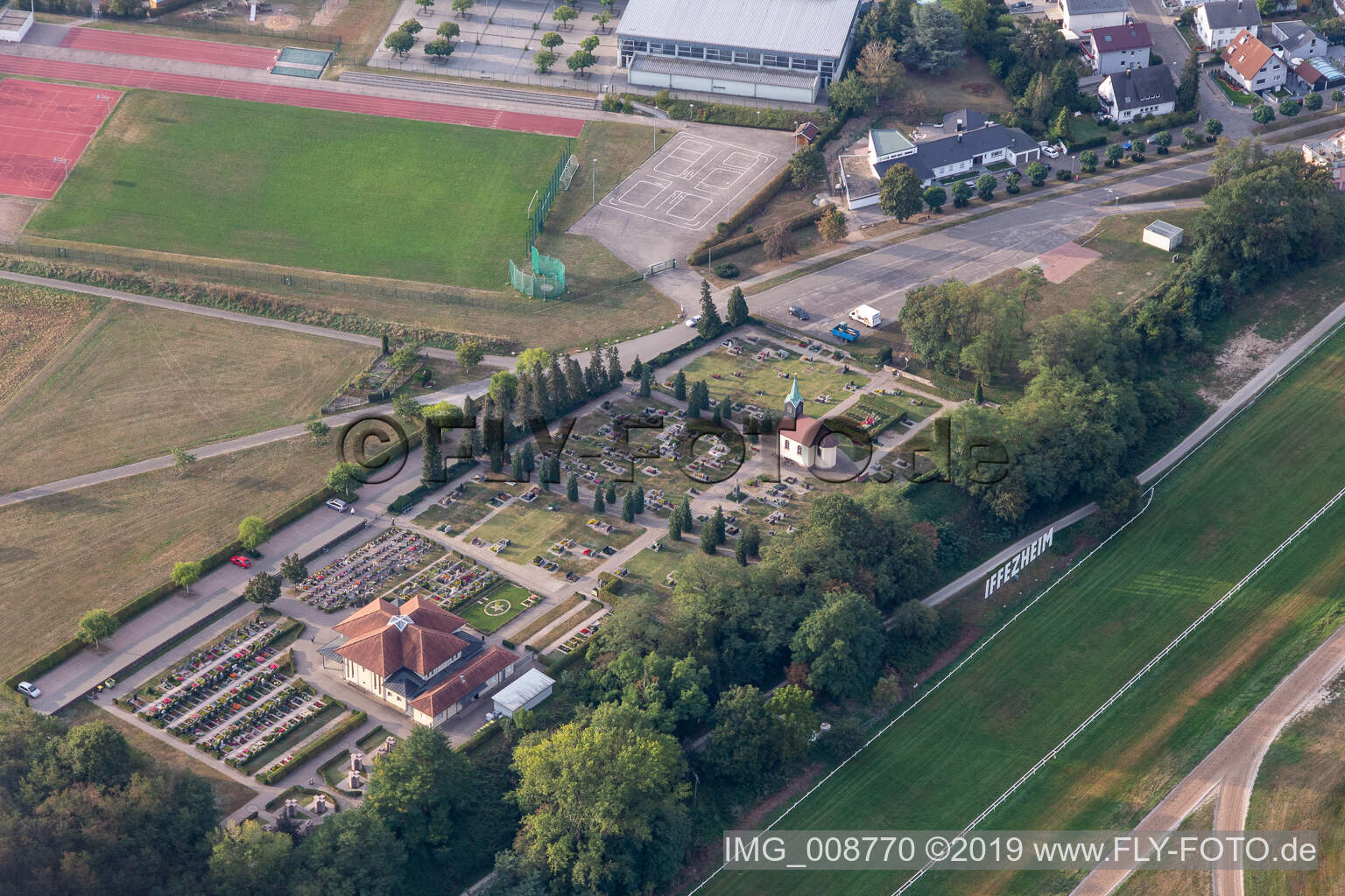 Friedhof in Iffezheim im Bundesland Baden-Württemberg, Deutschland