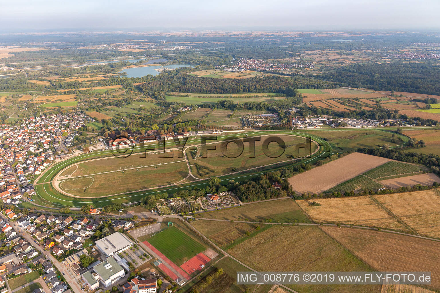 Luftaufnahme von Rennbahn in Iffezheim im Bundesland Baden-Württemberg, Deutschland