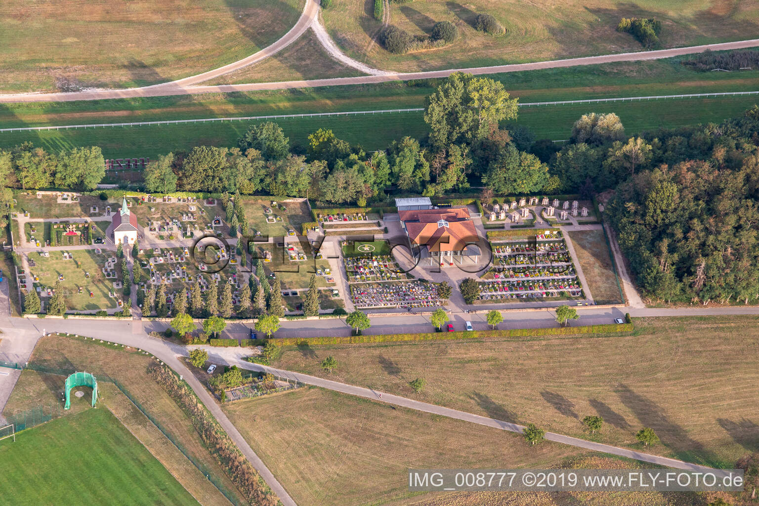 Luftbild von Friedhof in Iffezheim im Bundesland Baden-Württemberg, Deutschland