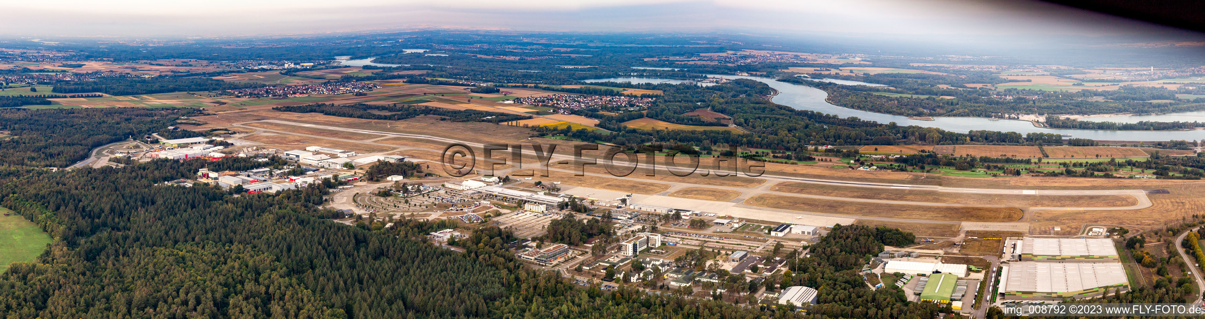 Panorama des Baden-Airpark im Ortsteil Söllingen in Rheinmünster im Bundesland Baden-Württemberg, Deutschland