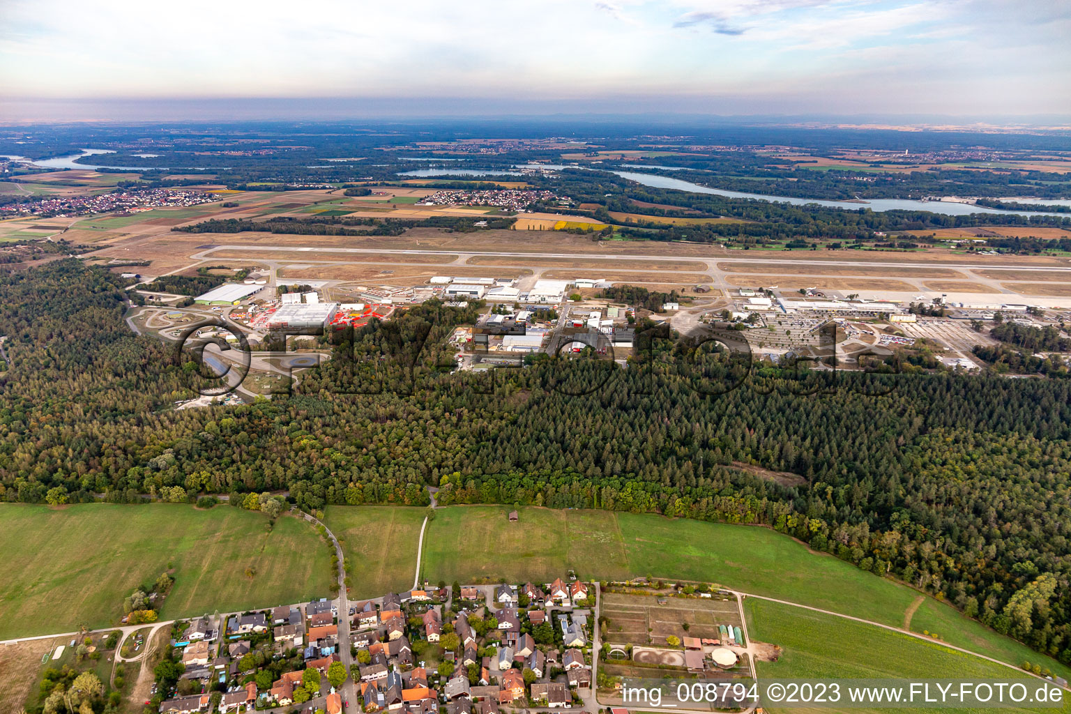 Luftaufnahme von Baden-Airpark im Ortsteil Söllingen in Rheinmünster im Bundesland Baden-Württemberg, Deutschland