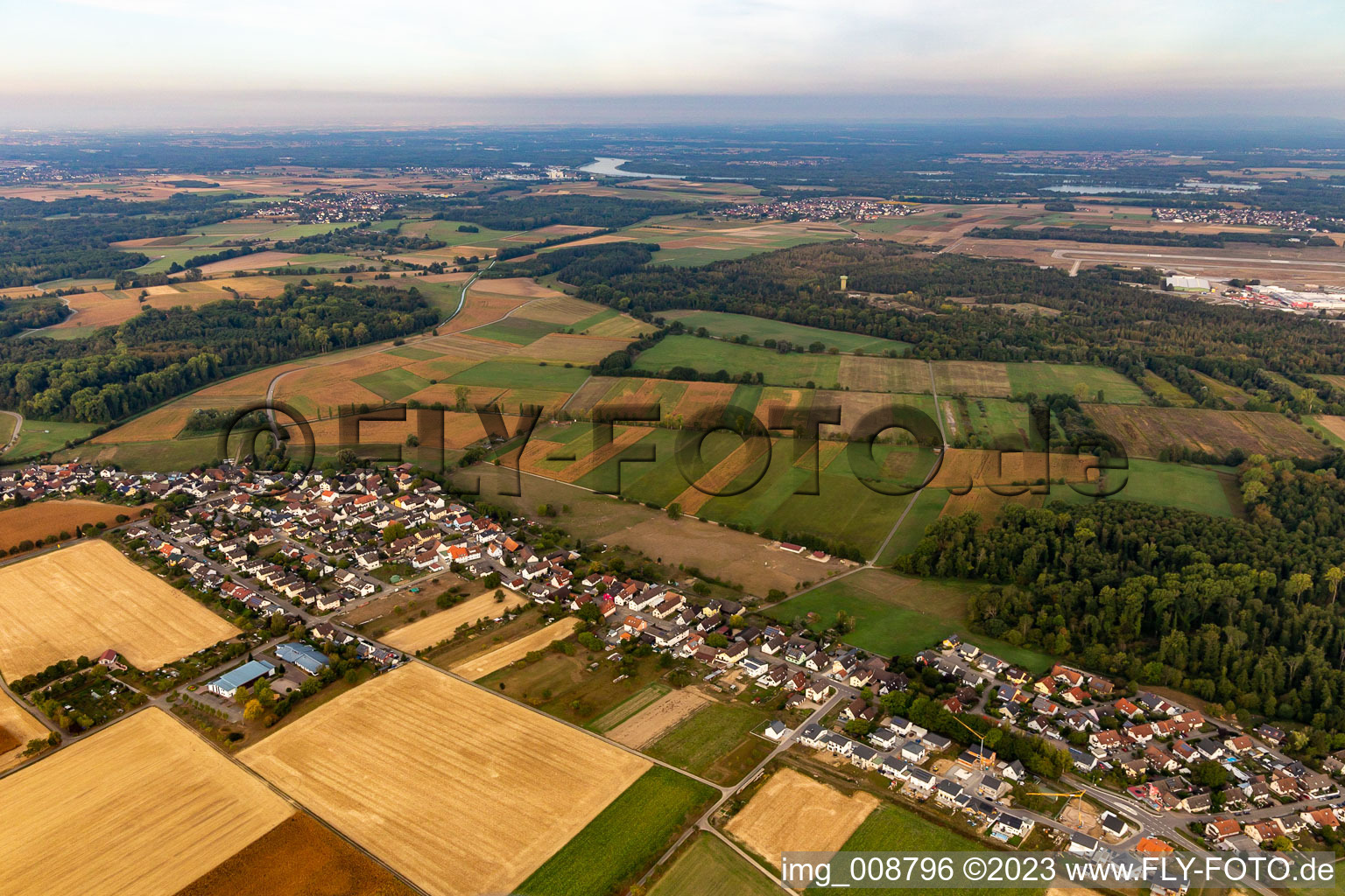 Luftbild von Ortsteil Leiberstung in Sinzheim im Bundesland Baden-Württemberg, Deutschland