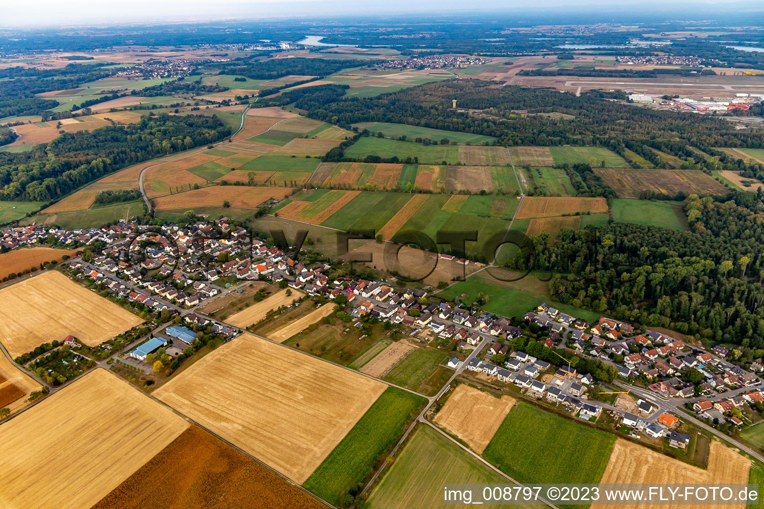 Luftaufnahme von Ortsteil Leiberstung in Sinzheim im Bundesland Baden-Württemberg, Deutschland
