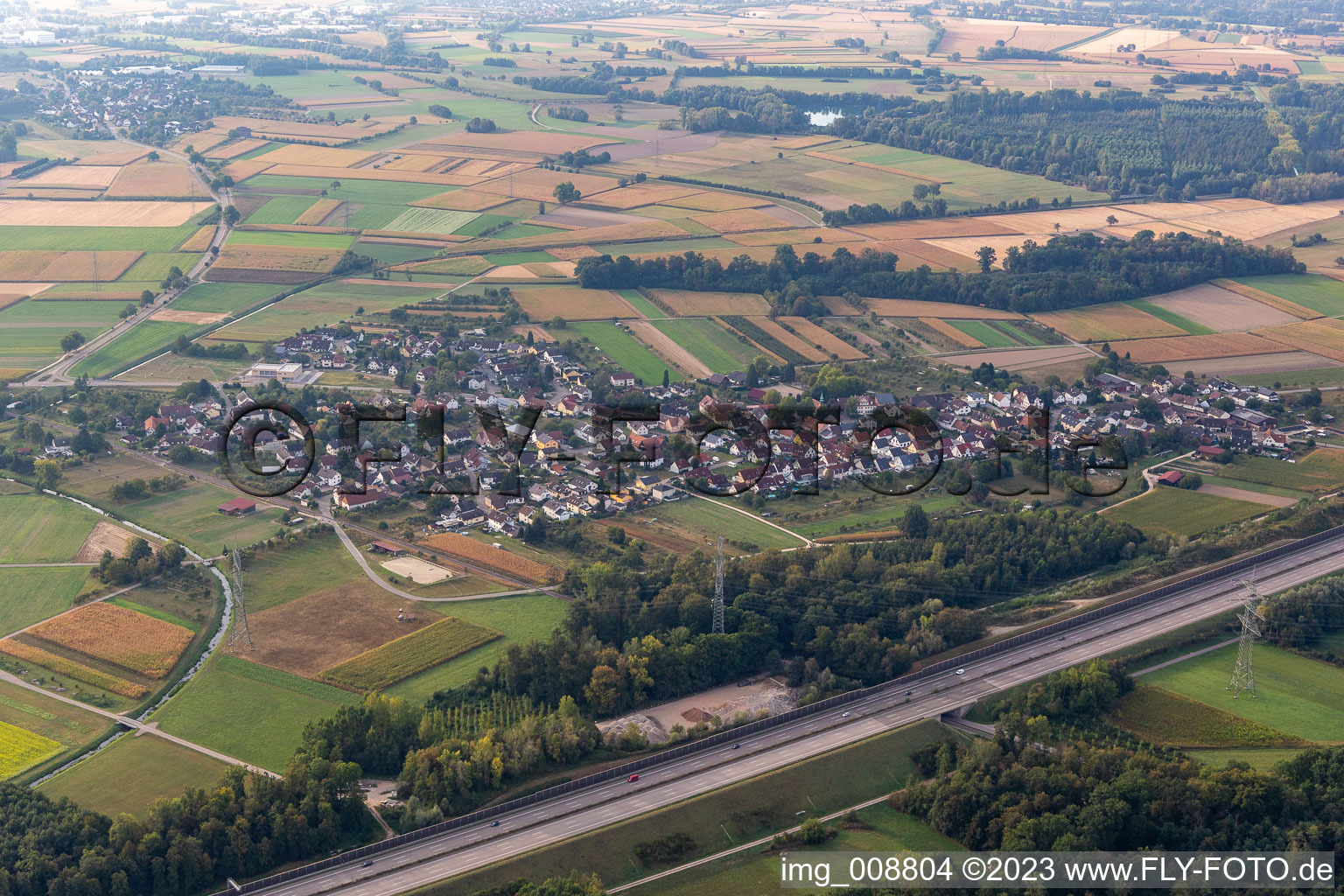 Landwirtschaftliche Nutzflächen und Feldgrenzen umsäumen das Siedlungsgebiet des Dorfes hinter der Autobahn A5 in Balzhofen in Bühl im Bundesland Baden-Württemberg, Deutschland
