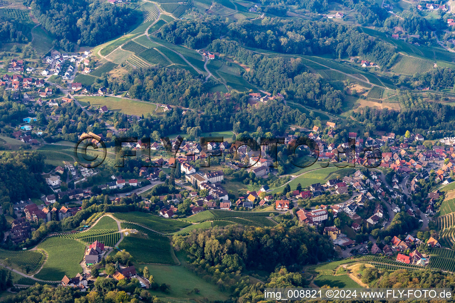 Dorf - Ansicht am Rande von landwirtschaftlichen Feldern und Nutzflächen in Sasbachwalden im Bundesland Baden-Württemberg, Deutschland