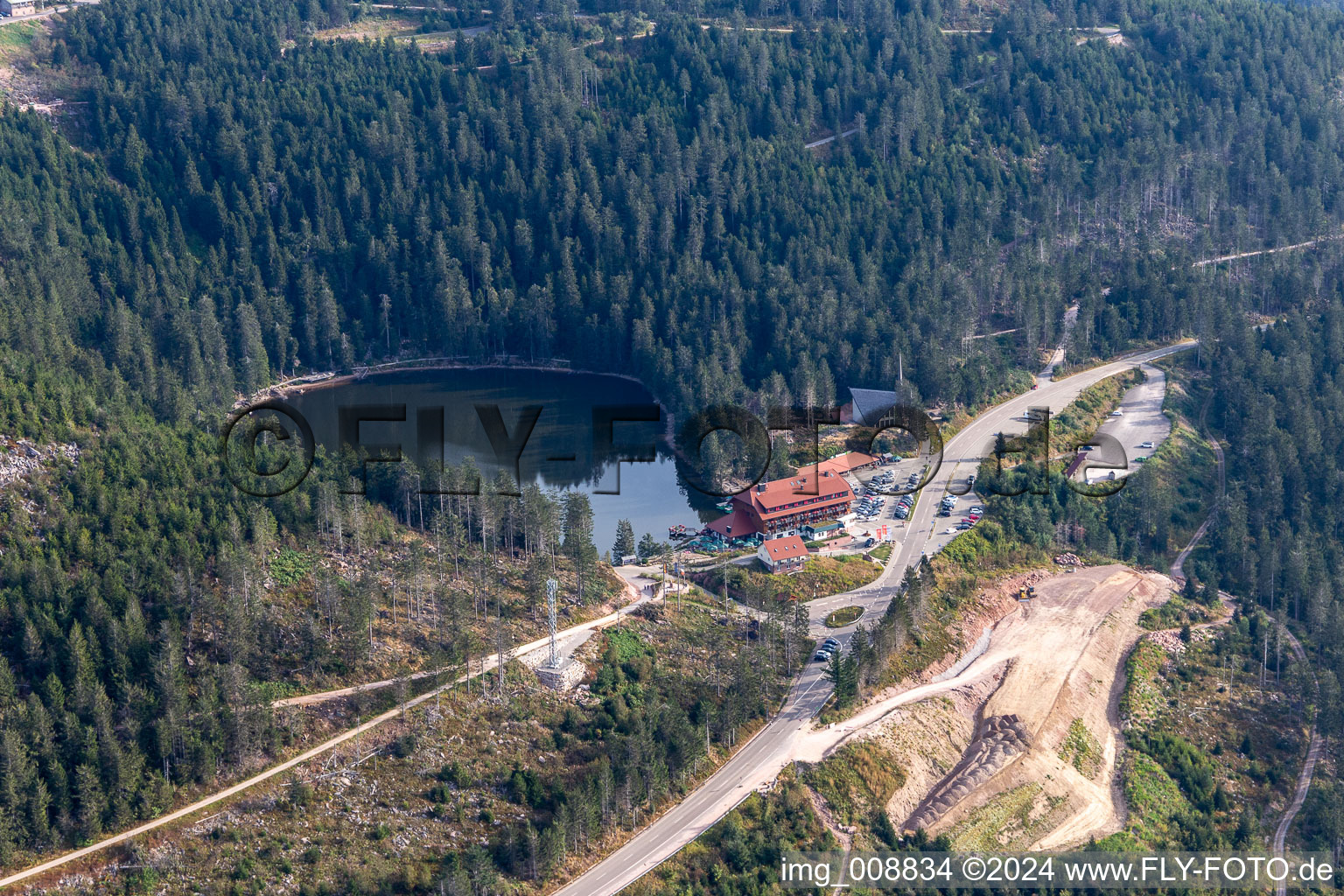 Waldgebiete am Ufer des See Mummelsee mit Berghotel Mummelsee in Seebach im Bundesland Baden-Württemberg, Deutschland