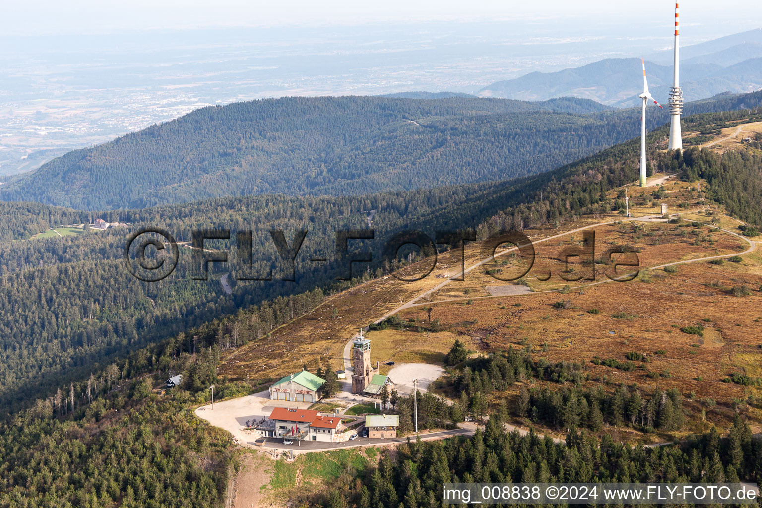 Luftbild von Hornisgrinde, höchster Berg des N-Schwarzwalds mit SWR Sender, Bismarckturm und Hornisgrindeturm in Seebach im Bundesland Baden-Württemberg, Deutschland