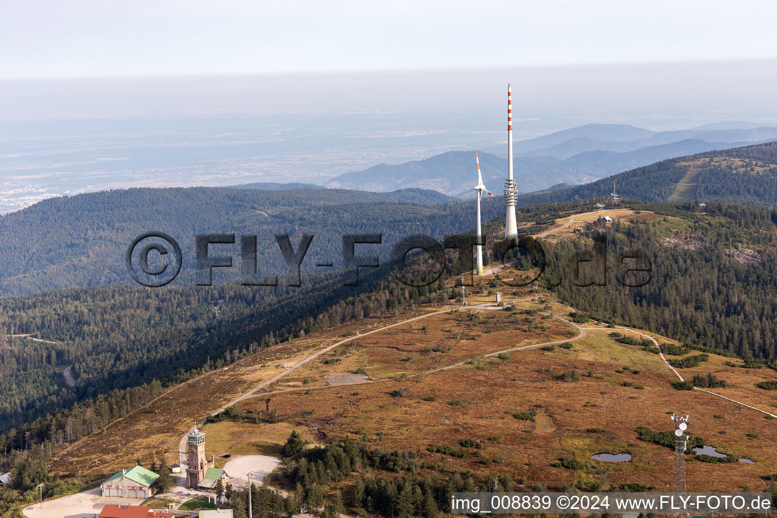 Luftaufnahme von Hornisgrinde, höchster Berg des N-Schwarzwalds mit SWR Sender, Bismarckturm und Hornisgrindeturm in Seebach im Bundesland Baden-Württemberg, Deutschland