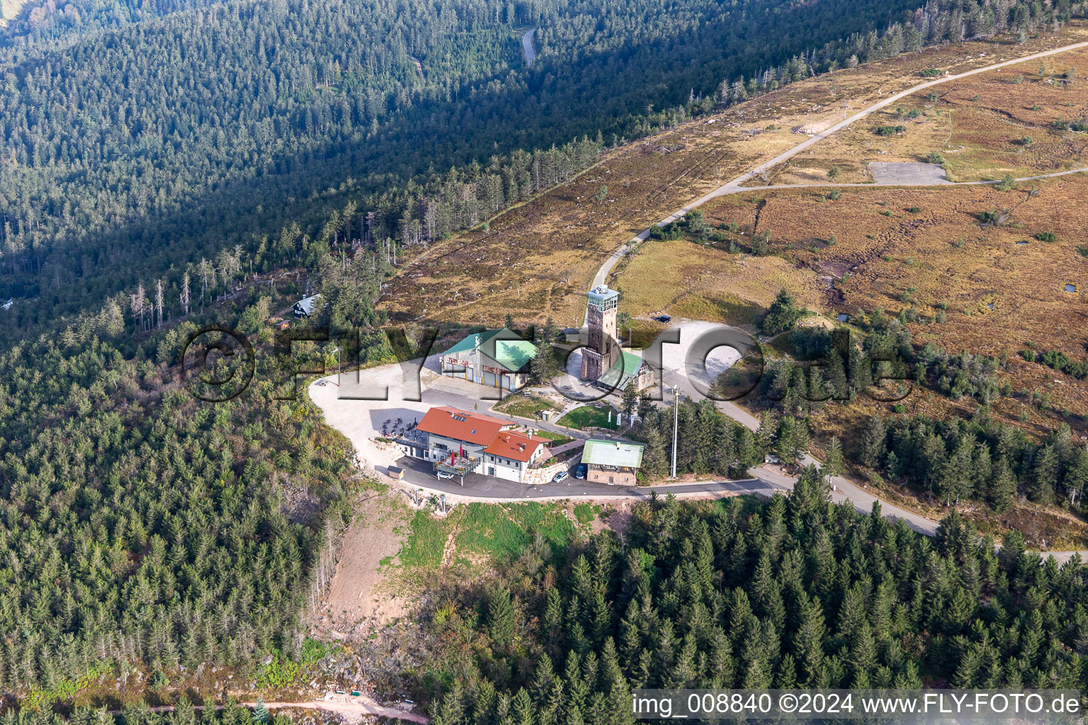 Bergrettungsstation Hornisgrinde (höchster Gipfel des N-Schwarzwalds) und Bergrettungsstation Hornisgrinde - Karl-Speck Hütte, Hornisgrindeturm, Bismarckturm und Grinde Hütte in Seebach im Bundesland Baden-Württemberg, Deutschland