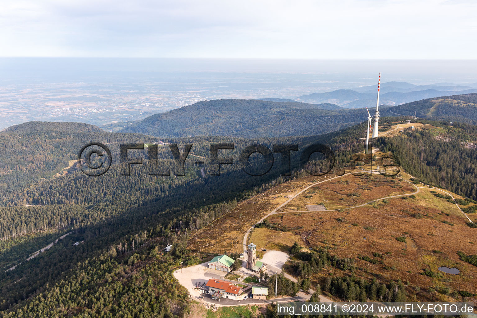 Bergrettungsstation Hornisgrinde (höchster Gibfel des N-Schwarzwalds) und Bergrettungsstation Hornisgrinde - Karl-Speck Hütte, Hornisgrindeturm, Bismarckturm, Sendemast und Grinde Hütte in Seebach im Ortsteil Obersasbach in Sasbach im Bundesland Baden-Württemberg, Deutschland