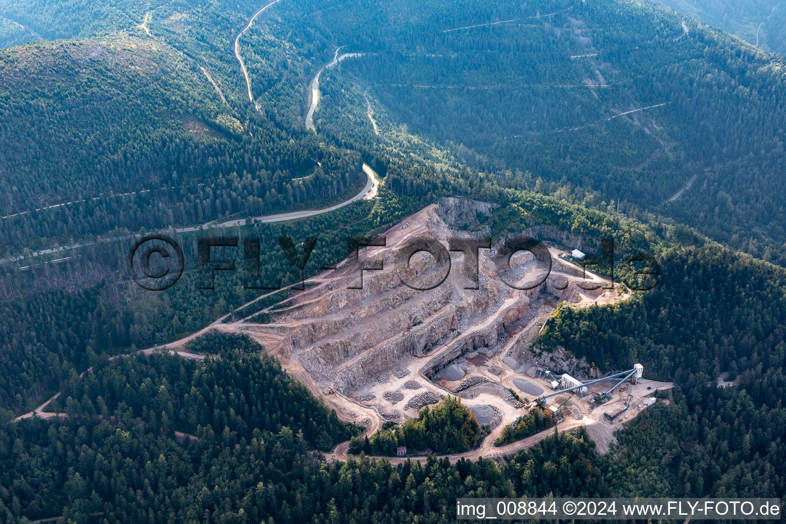 Steinbruch der VSG Schwarzwald Granit Werke GmbH & Co. KG zum Abbau und zur Gewinnung von Granit in Seebach im Bundesland Baden-Württemberg, Deutschland