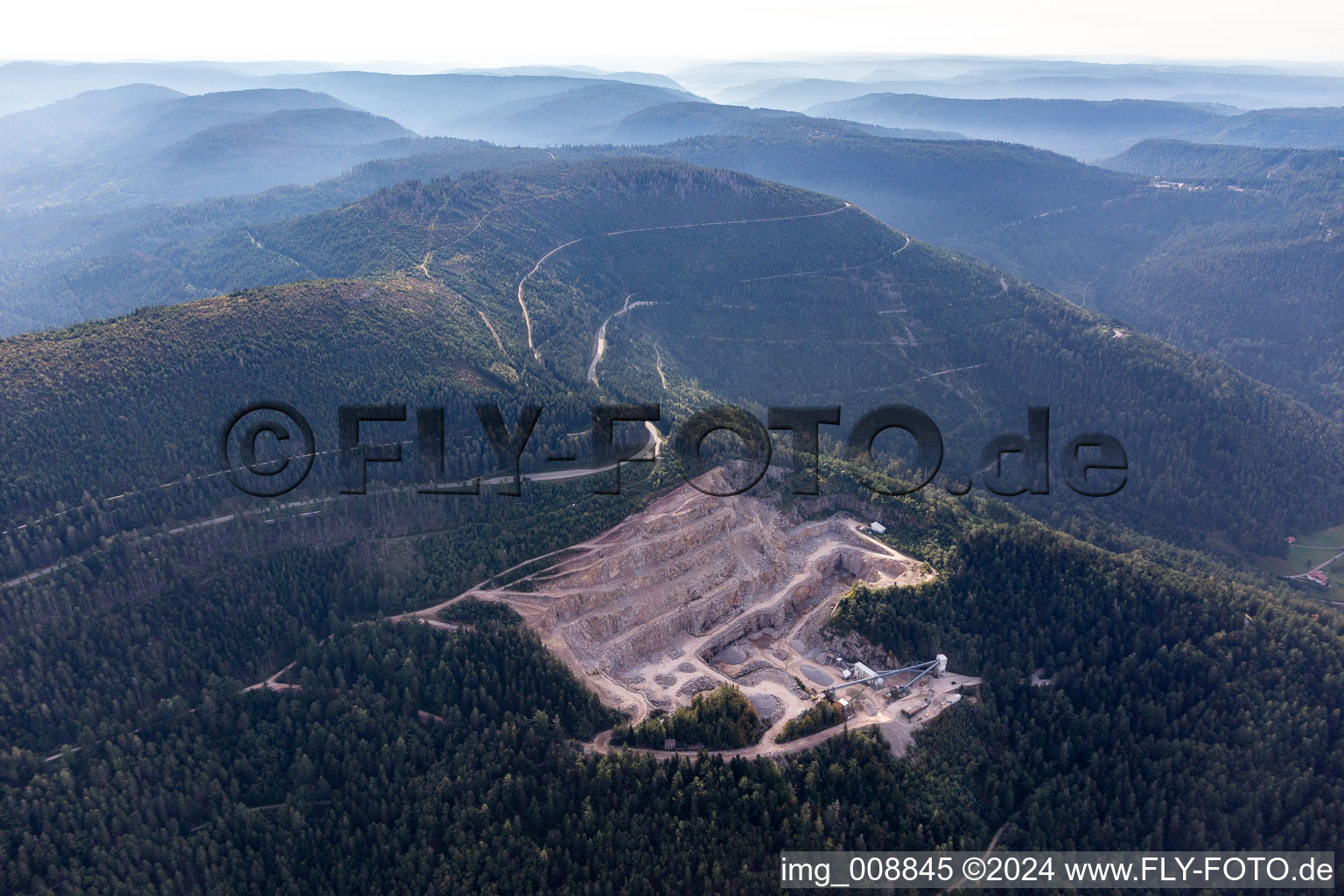 Luftbild von Steinbruch der VSG Schwarzwald Granit Werke GmbH & Co. KG zum Abbau und zur Gewinnung von Granit in Seebach im Bundesland Baden-Württemberg, Deutschland