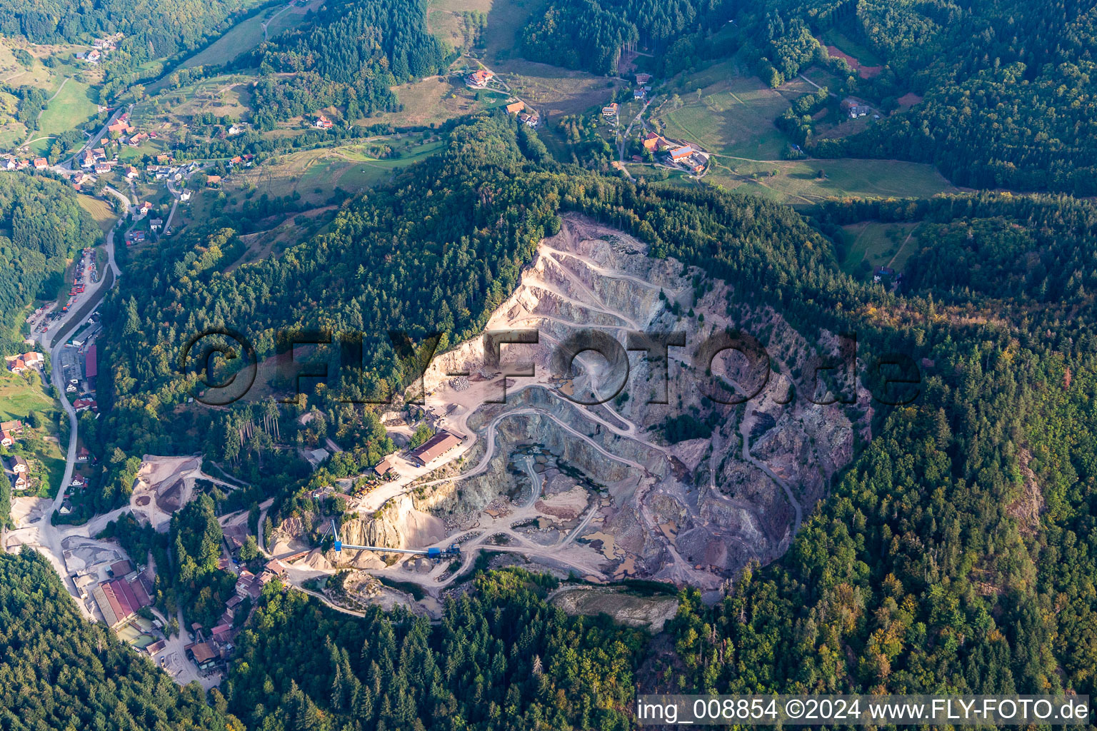 Steinbruch zum Abbau und zur Gewinnung von Granit in Ottenhöfen im Schwarzwald im Bundesland Baden-Württemberg, Deutschland
