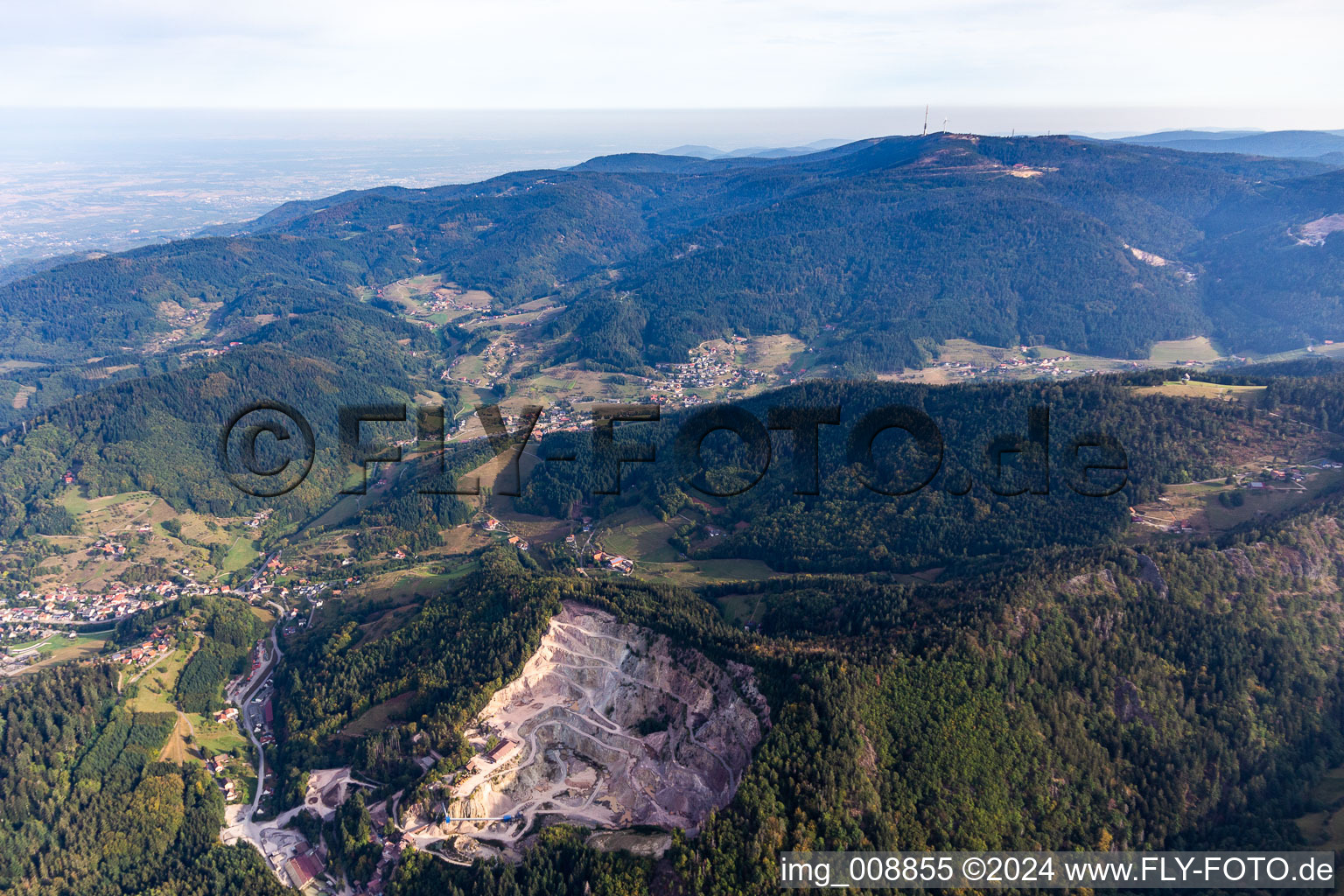 Luftbild von Steinbruch zum Abbau und zur Gewinnung von Granit in Ottenhöfen im Schwarzwald im Bundesland Baden-Württemberg, Deutschland