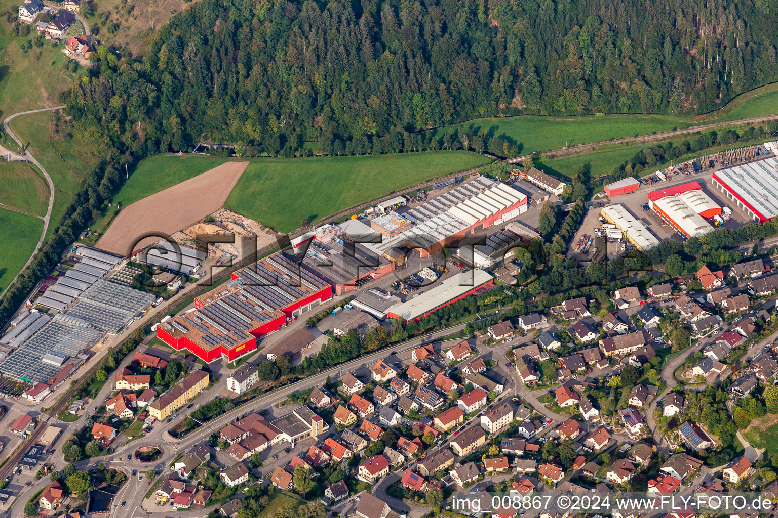 Luftbild von Gebäude und Produktionshallen auf dem Fahrzeugbau- Werksgelände der DOLL Fahrzeugbau GmbH in Oppenau im Bundesland Baden-Württemberg, Deutschland