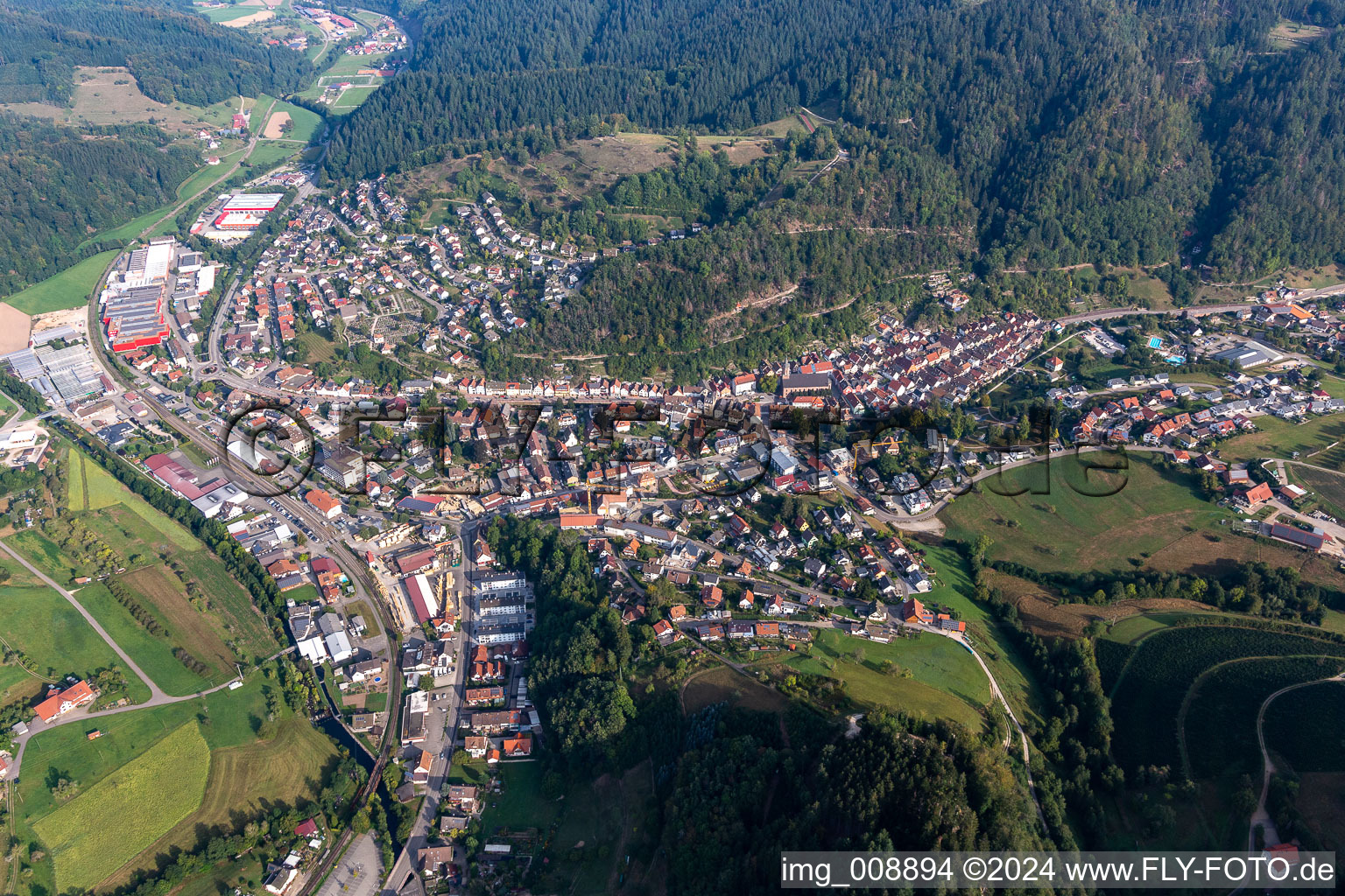 Luftaufnahme von Ortsansicht der Straßen und Häuser der Wohngebiete in Oppenau im Bundesland Baden-Württemberg, Deutschland