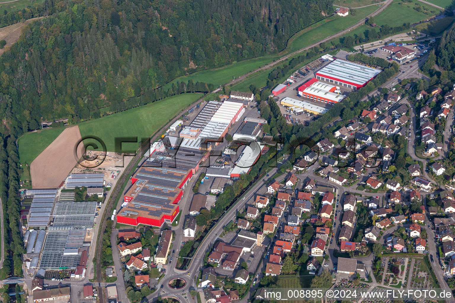 Luftaufnahme von Gebäude und Produktionshallen auf dem Fahrzeugbau- Werksgelände der DOLL Fahrzeugbau GmbH in Oppenau im Bundesland Baden-Württemberg, Deutschland