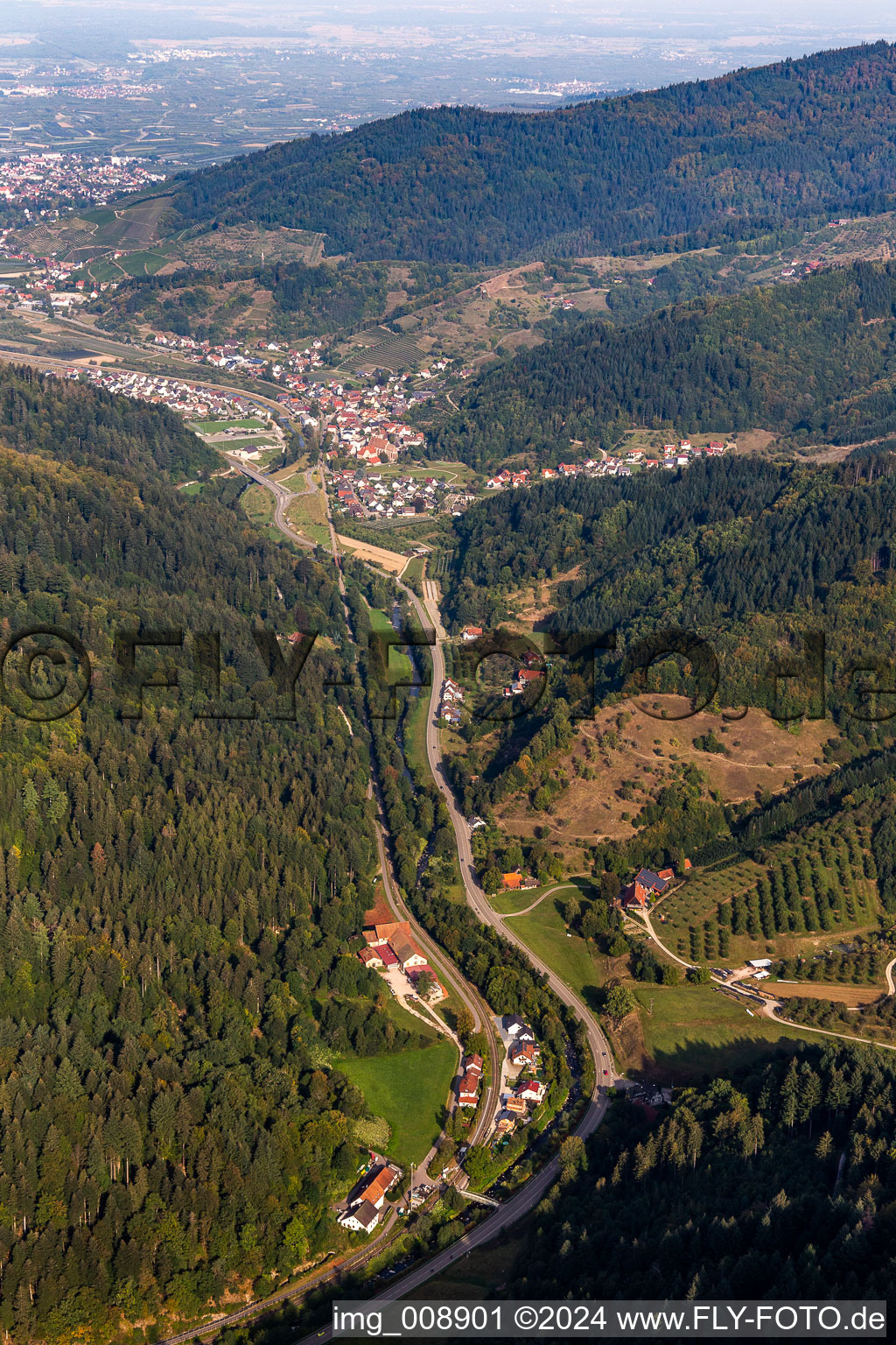 Von Bergen umsäumte Tallandschaft mit B38, Mühlgraben und Renchtalbahn in Lautenbach im Bundesland Baden-Württemberg, Deutschland