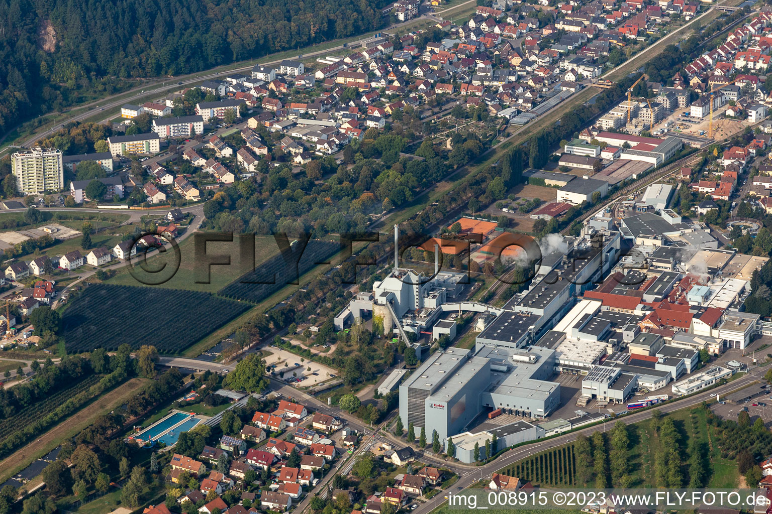 Gebäude und Produktionshallen auf dem Werksgelände Papierfabrik August Koehler SE in Oberkirch im Bundesland Baden-Württemberg, Deutschland