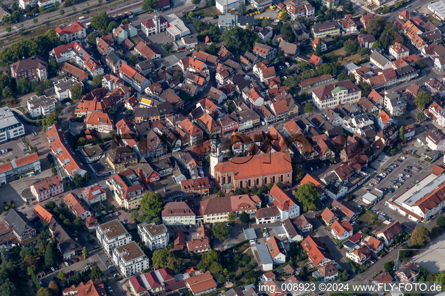 Kirchengebäude der Katholischen Kirche St. Cyriak im Altstadt- Zentrum der Innenstadt in Oberkirch im Ortsteil Gaisbach im Bundesland Baden-Württemberg, Deutschland