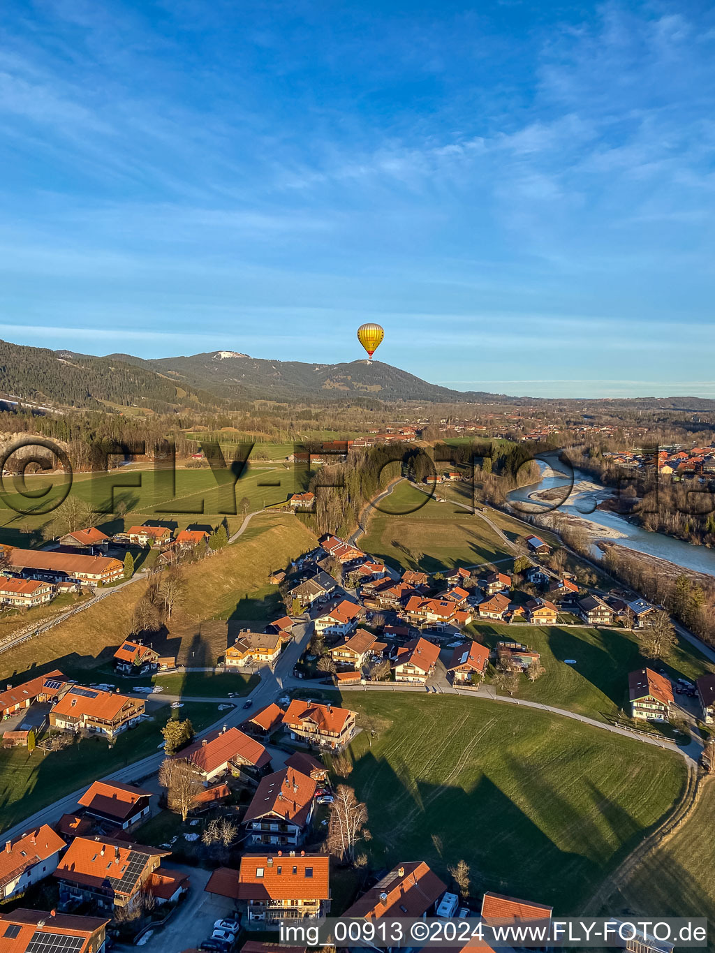 Ballon über der Isar im Ortsteil Wegscheid in Lenggries im Bundesland Bayern, Deutschland