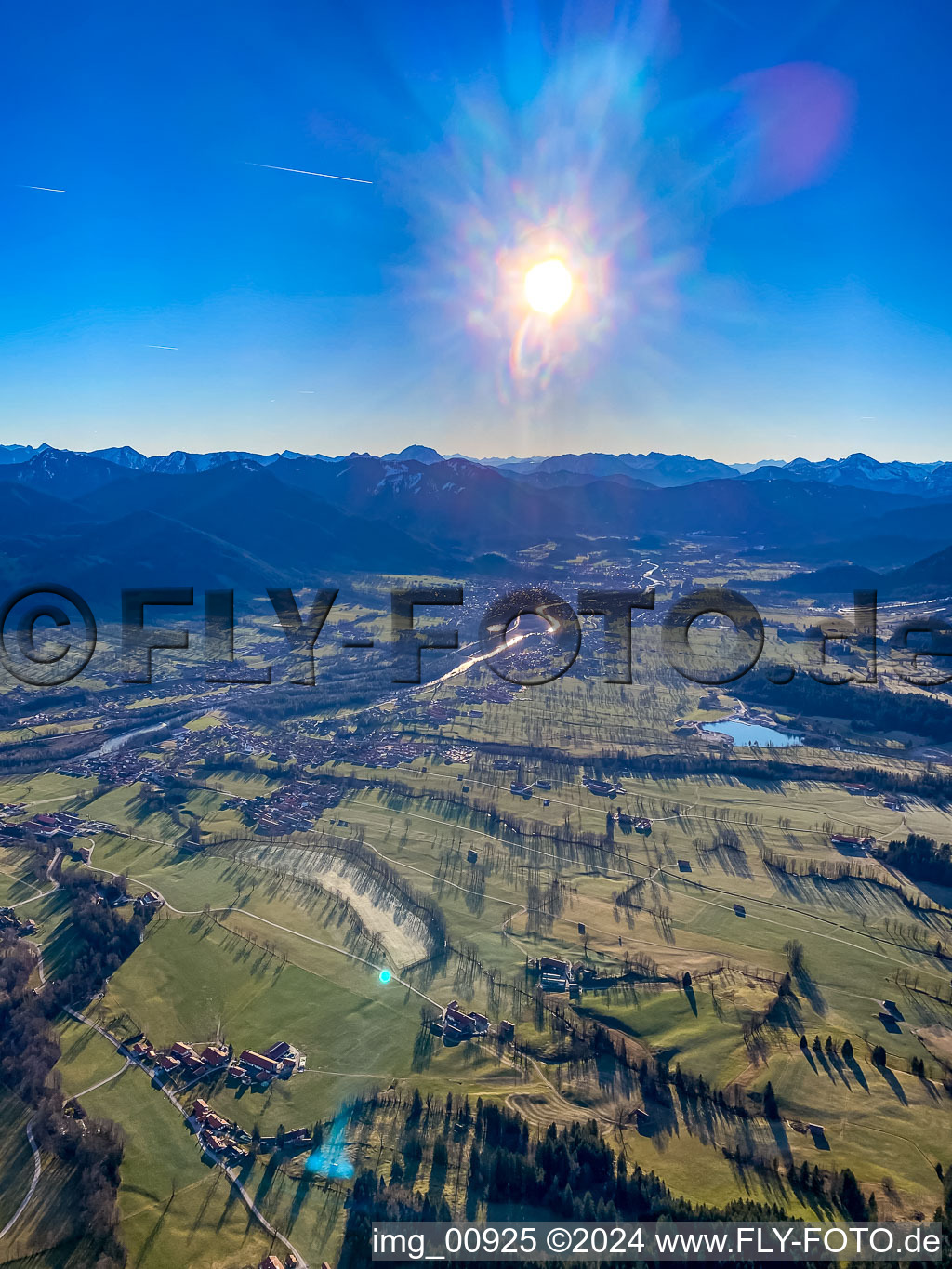 Sonnenaufgang über dem Isartal im Ortsteil Schlegldorf in Lenggries im Bundesland Bayern, Deutschland