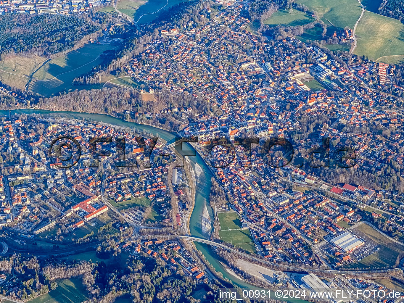 Isar trennt den Ort in Bad Tölz im Bundesland Bayern, Deutschland