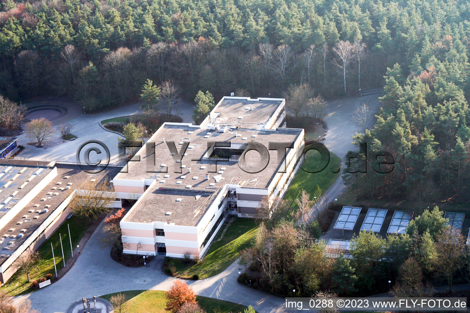 Luftaufnahme von Rheinzabern Römerbadschule im Bundesland Rheinland-Pfalz, Deutschland