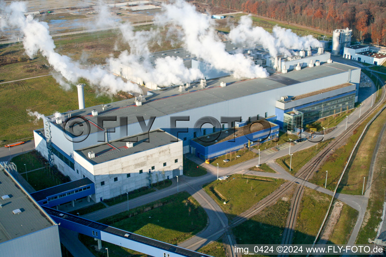 Schrägluftbild von Papierfabrik Palm im Industriegebiet Oberwald in Wörth am Rhein im Bundesland Rheinland-Pfalz, Deutschland