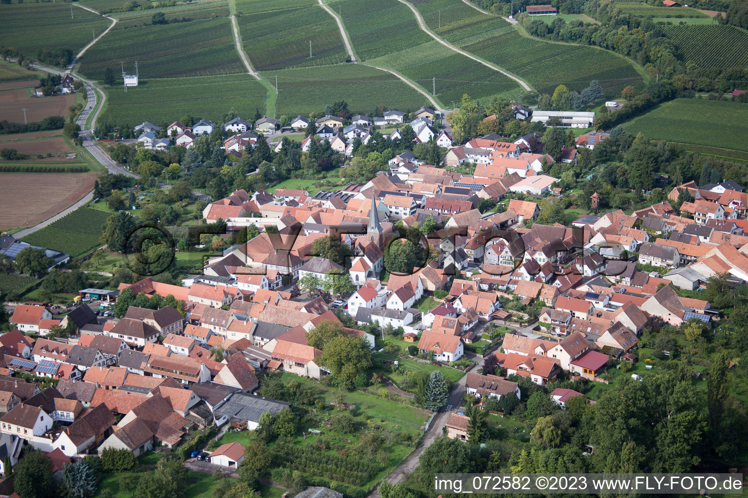 Luftbild von Ortsteil Heuchelheim in Heuchelheim-Klingen im Bundesland Rheinland-Pfalz, Deutschland