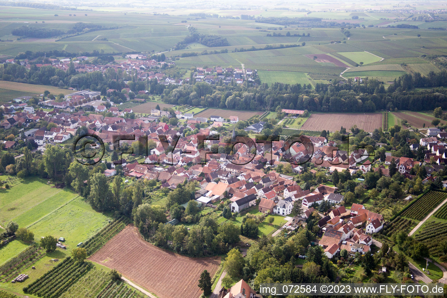 Luftaufnahme von Ortsteil Heuchelheim in Heuchelheim-Klingen im Bundesland Rheinland-Pfalz, Deutschland