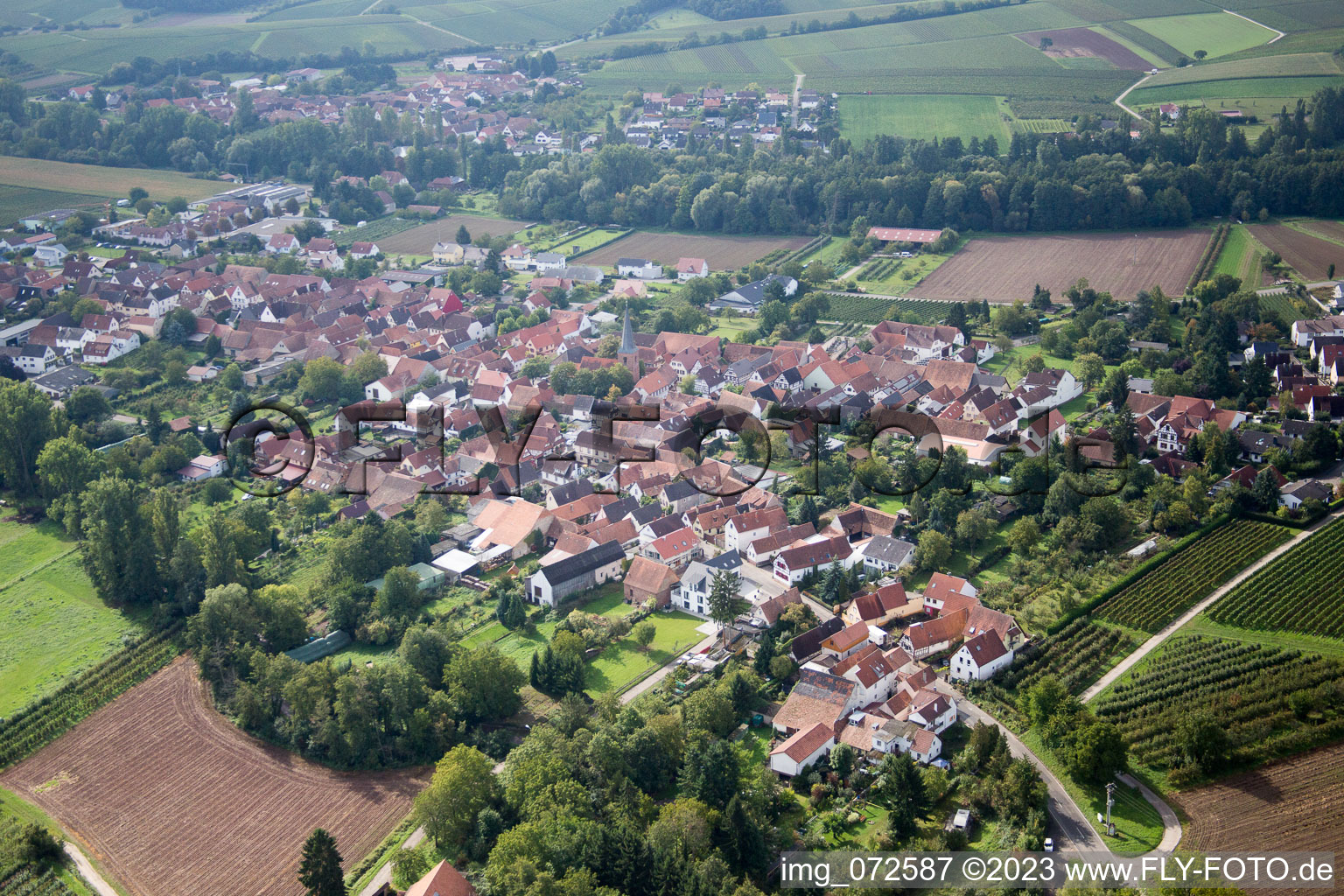 Schrägluftbild von Ortsteil Heuchelheim in Heuchelheim-Klingen im Bundesland Rheinland-Pfalz, Deutschland