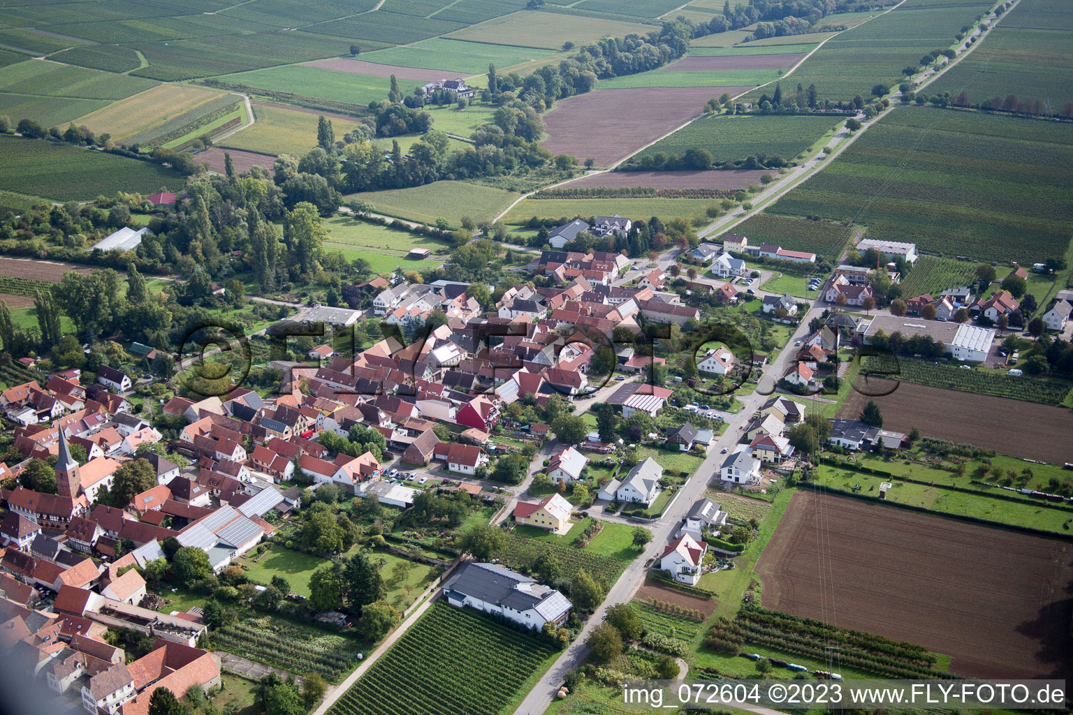 Luftaufnahme von Am Pfarrgarten im Ortsteil Heuchelheim in Heuchelheim-Klingen im Bundesland Rheinland-Pfalz, Deutschland