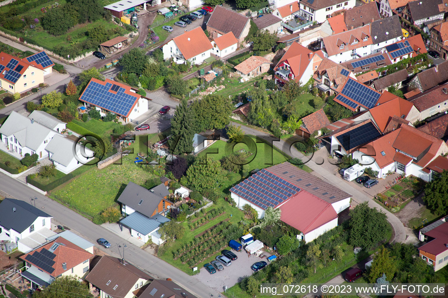 Luftbild von Ortsteil Heuchelheim in Heuchelheim-Klingen im Bundesland Rheinland-Pfalz, Deutschland