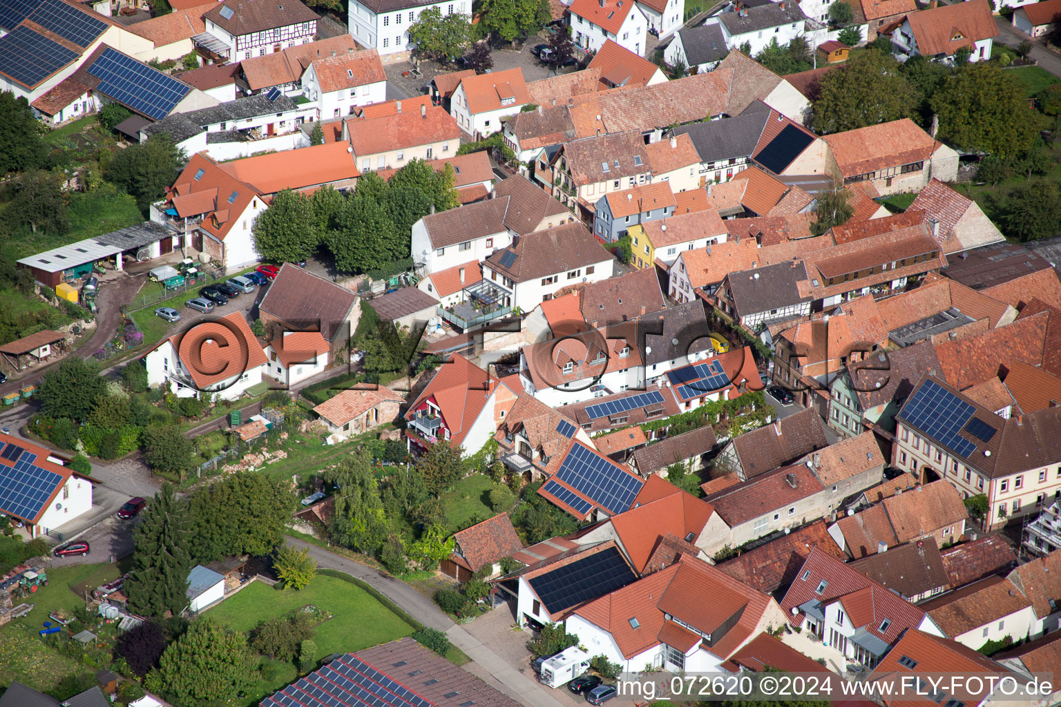 Luftbild von Dorf - Ansicht im Ortsteil Heuchelheim in Heuchelheim-Klingen im Bundesland Rheinland-Pfalz, Deutschland