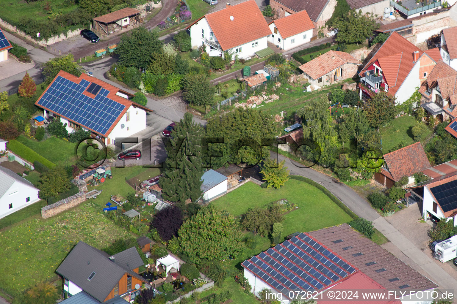 Luftaufnahme von Dorf - Ansicht im Ortsteil Heuchelheim in Heuchelheim-Klingen im Bundesland Rheinland-Pfalz, Deutschland