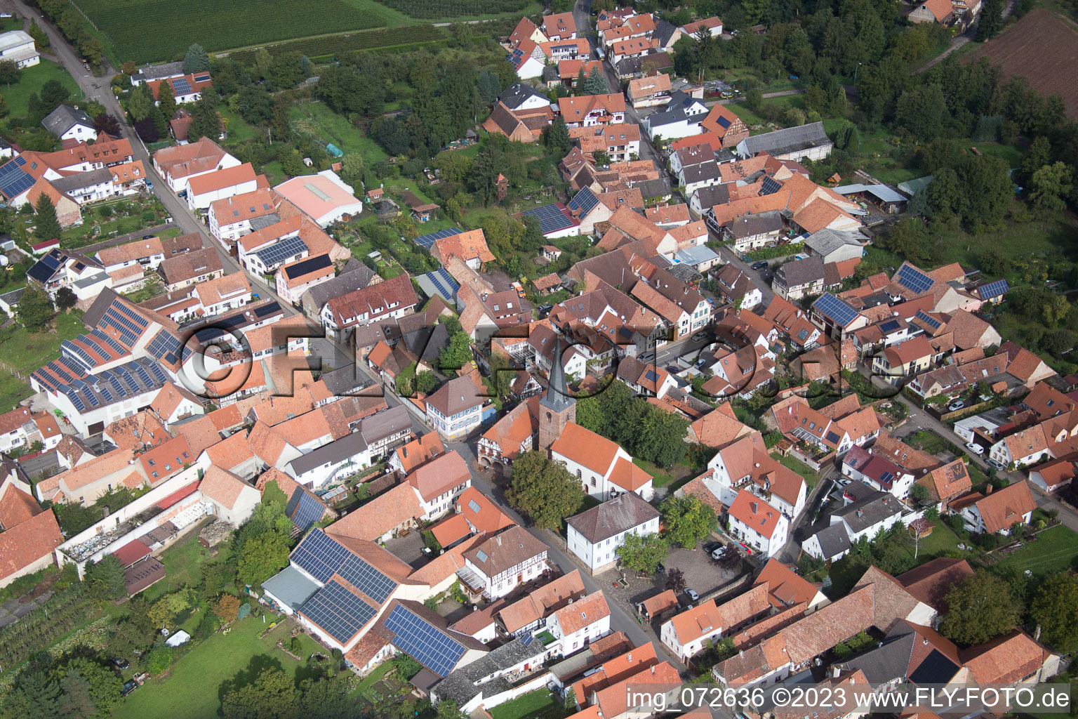 Ortsteil Heuchelheim in Heuchelheim-Klingen im Bundesland Rheinland-Pfalz, Deutschland aus der Luft betrachtet