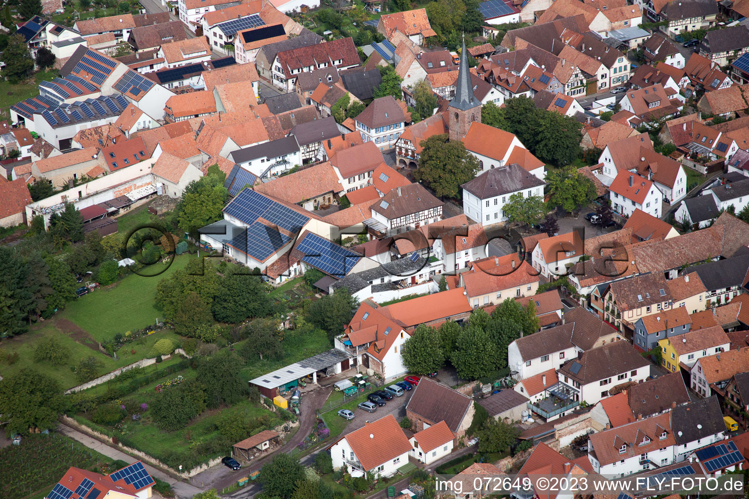 Ortsteil Heuchelheim in Heuchelheim-Klingen im Bundesland Rheinland-Pfalz, Deutschland aus der Drohnenperspektive