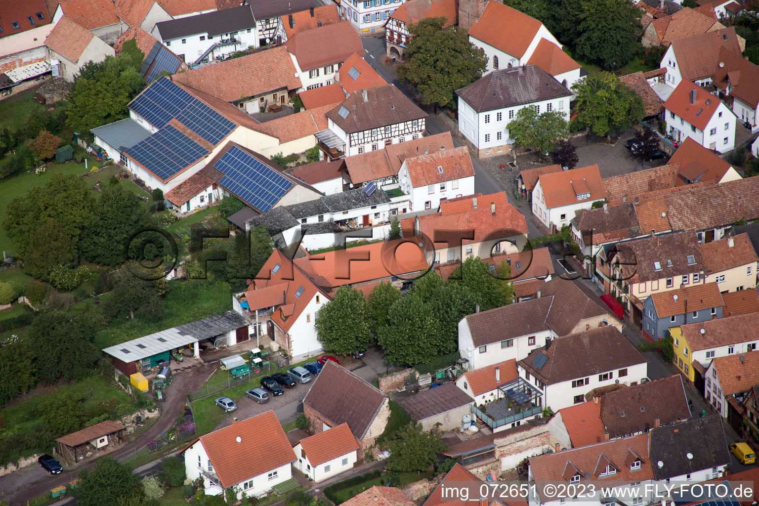 Ortsteil Heuchelheim in Heuchelheim-Klingen im Bundesland Rheinland-Pfalz, Deutschland von einer Drohne aus