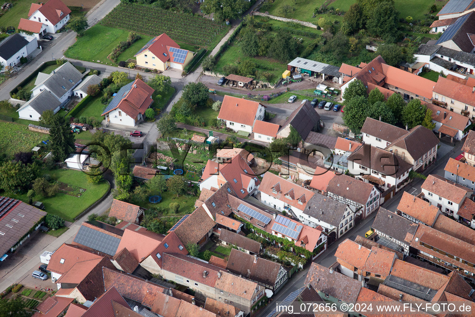Schrägluftbild von Dorf - Ansicht im Ortsteil Heuchelheim in Heuchelheim-Klingen im Bundesland Rheinland-Pfalz, Deutschland