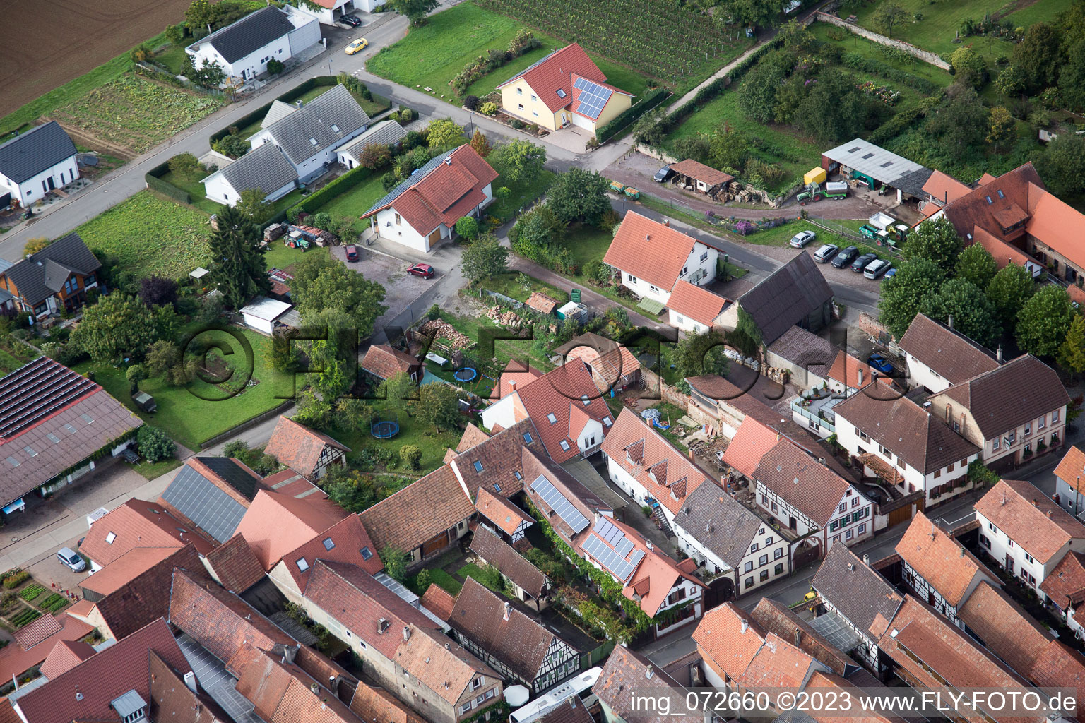 Ortsteil Heuchelheim in Heuchelheim-Klingen im Bundesland Rheinland-Pfalz, Deutschland vom Flugzeug aus