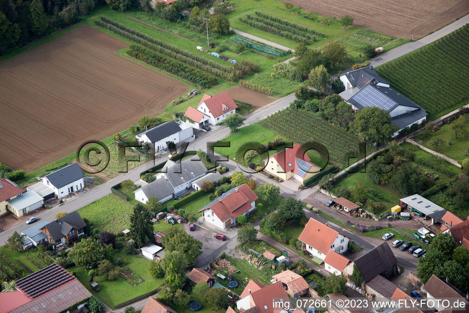 Schrägluftbild von Am Pfarrgarten im Ortsteil Heuchelheim in Heuchelheim-Klingen im Bundesland Rheinland-Pfalz, Deutschland