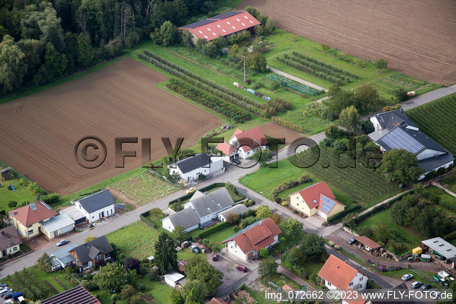Am Pfarrgarten im Ortsteil Heuchelheim in Heuchelheim-Klingen im Bundesland Rheinland-Pfalz, Deutschland von oben