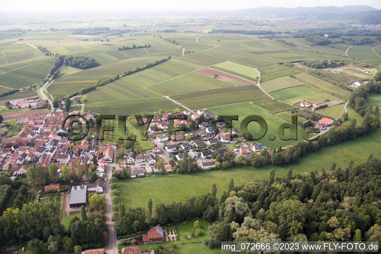 Drohnenbild von Ortsteil Klingen in Heuchelheim-Klingen im Bundesland Rheinland-Pfalz, Deutschland