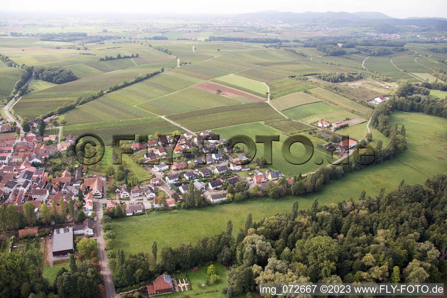 Ortsteil Klingen in Heuchelheim-Klingen im Bundesland Rheinland-Pfalz, Deutschland aus der Drohnenperspektive
