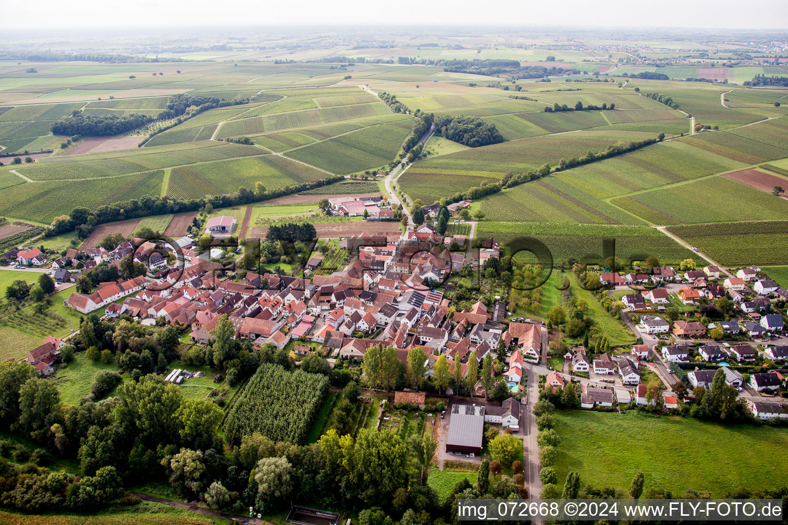 Dorf - Ansicht am Rande von landwirtschaftlichen Feldern und Nutzflächen im Ortsteil Klingen in Heuchelheim-Klingen im Bundesland Rheinland-Pfalz, Deutschland