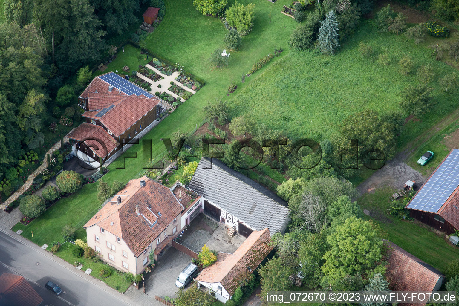 Ortsteil Klingen in Heuchelheim-Klingen im Bundesland Rheinland-Pfalz, Deutschland von der Drohne aus gesehen