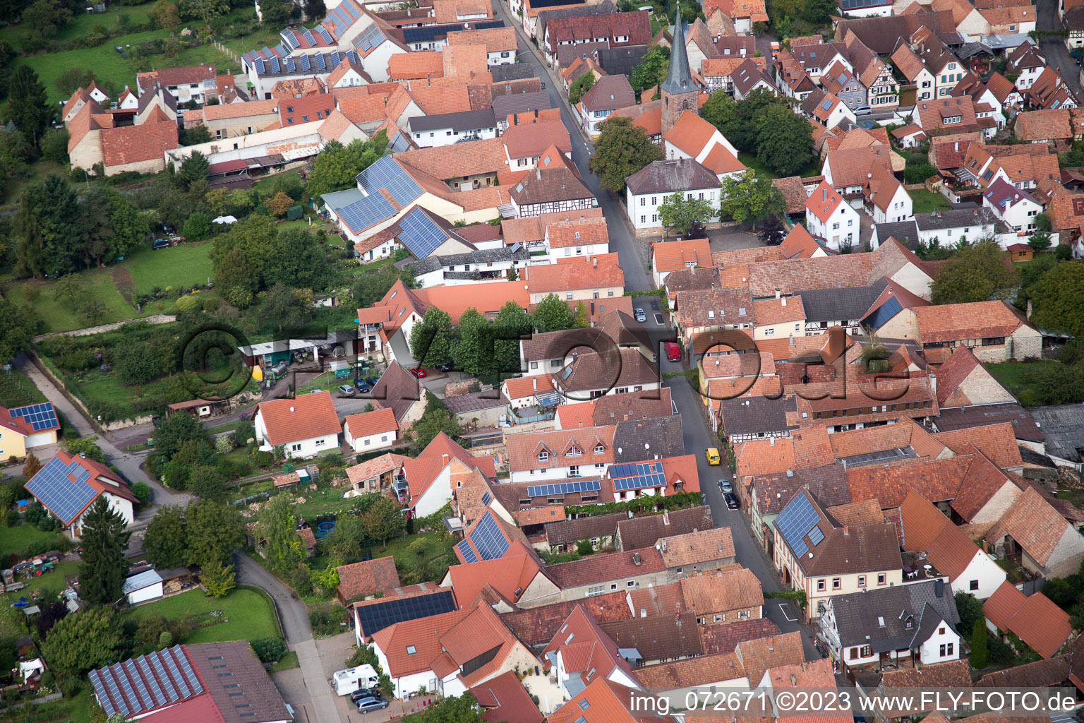 Drohnenbild von Ortsteil Heuchelheim in Heuchelheim-Klingen im Bundesland Rheinland-Pfalz, Deutschland