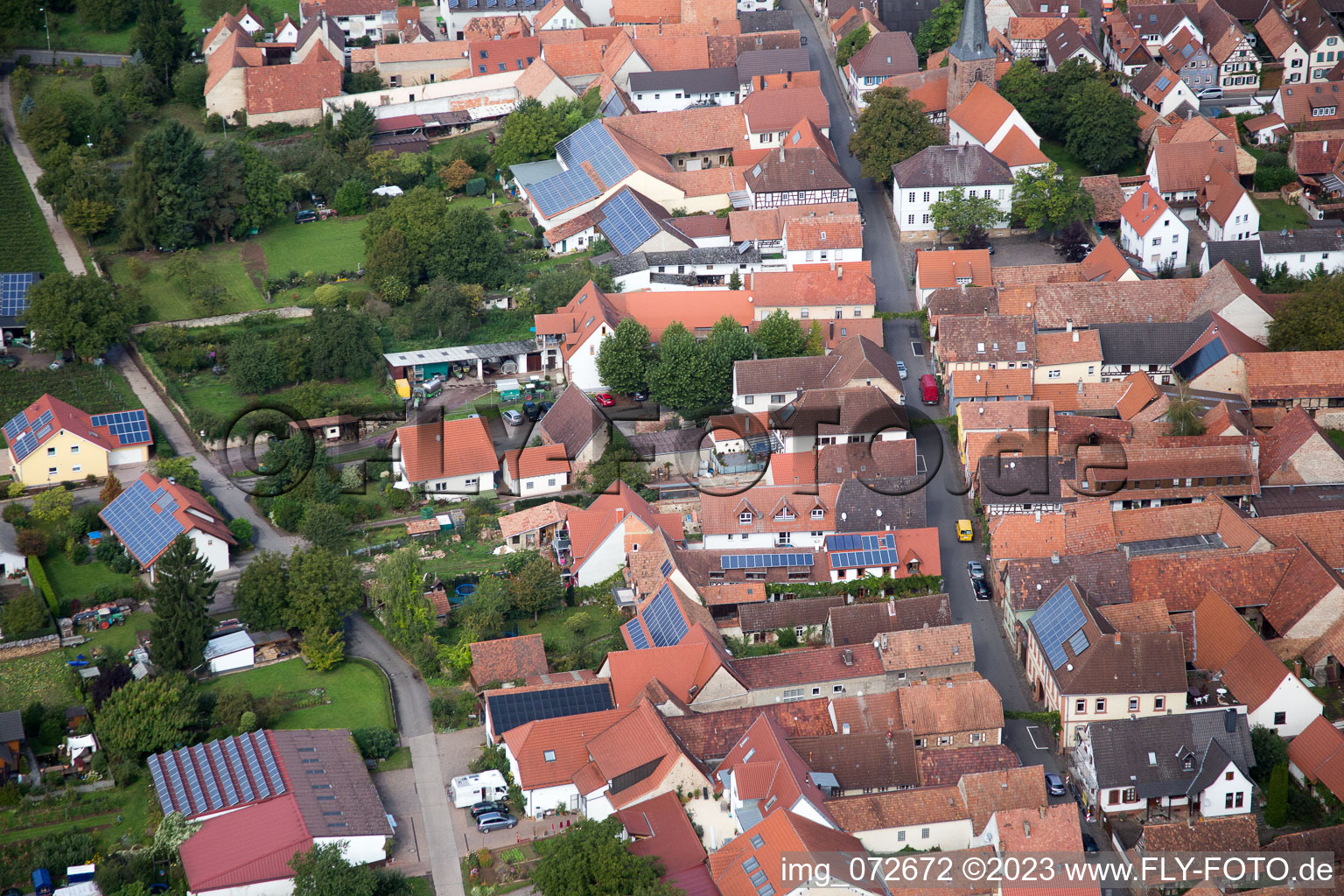Ortsteil Heuchelheim in Heuchelheim-Klingen im Bundesland Rheinland-Pfalz, Deutschland aus der Drohnenperspektive