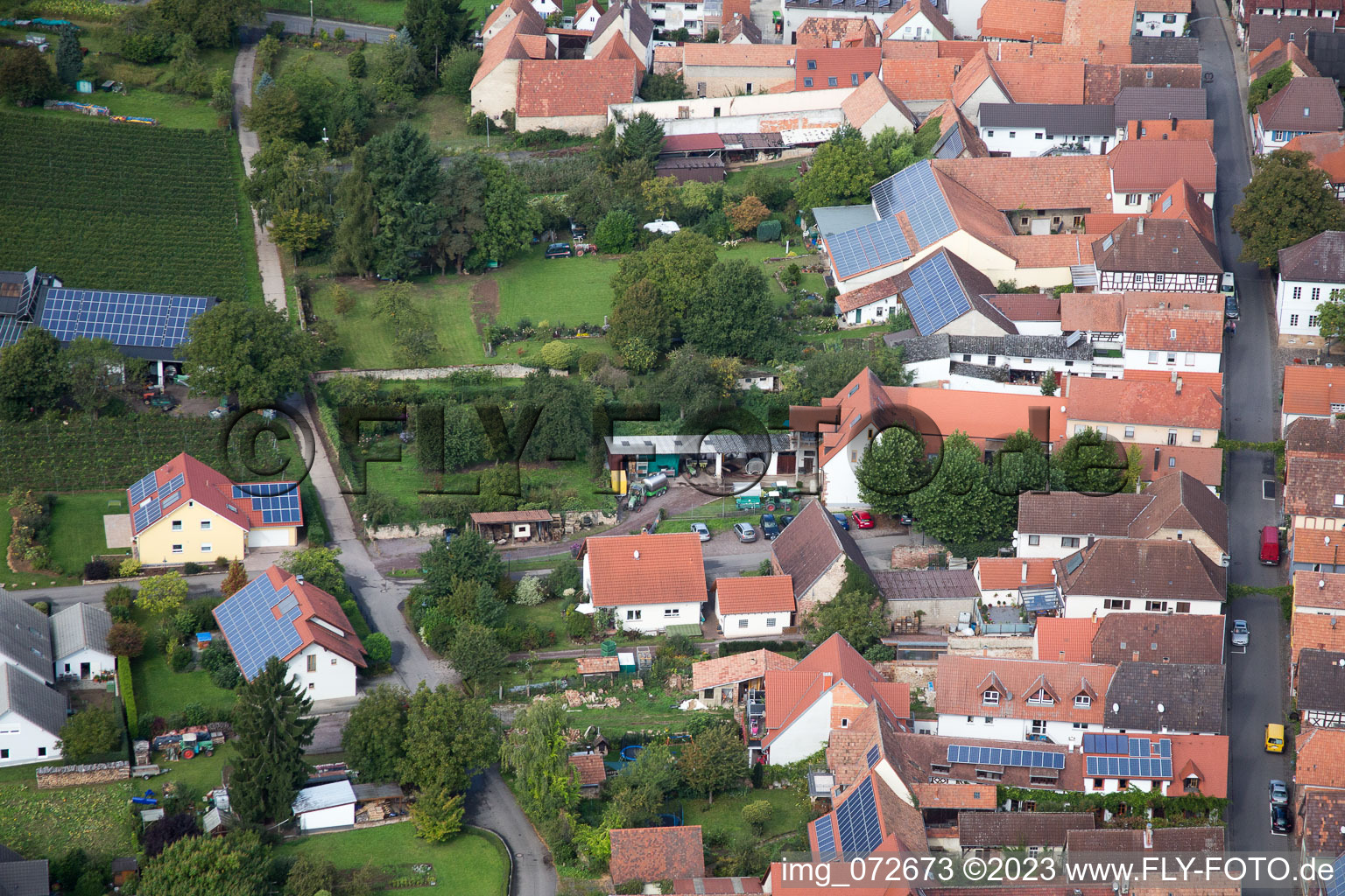 Ortsteil Heuchelheim in Heuchelheim-Klingen im Bundesland Rheinland-Pfalz, Deutschland von einer Drohne aus